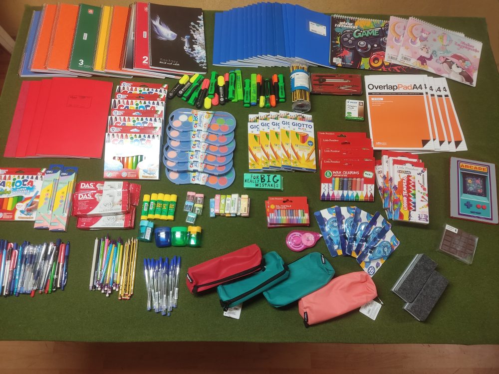 Γεμίζοντας σχολικές τσάντες